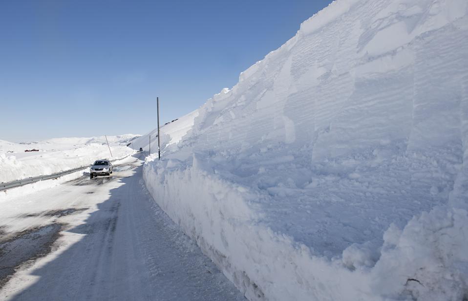 سيارة تمر بالقرب من جدار في فيكافيليه ، بالقرب من فوس في شرق النرويج.
