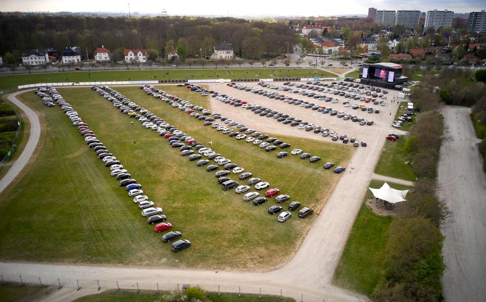 Mobil parkir untuk nonton konser di Tangkrogen, Aarhus, Denmark.