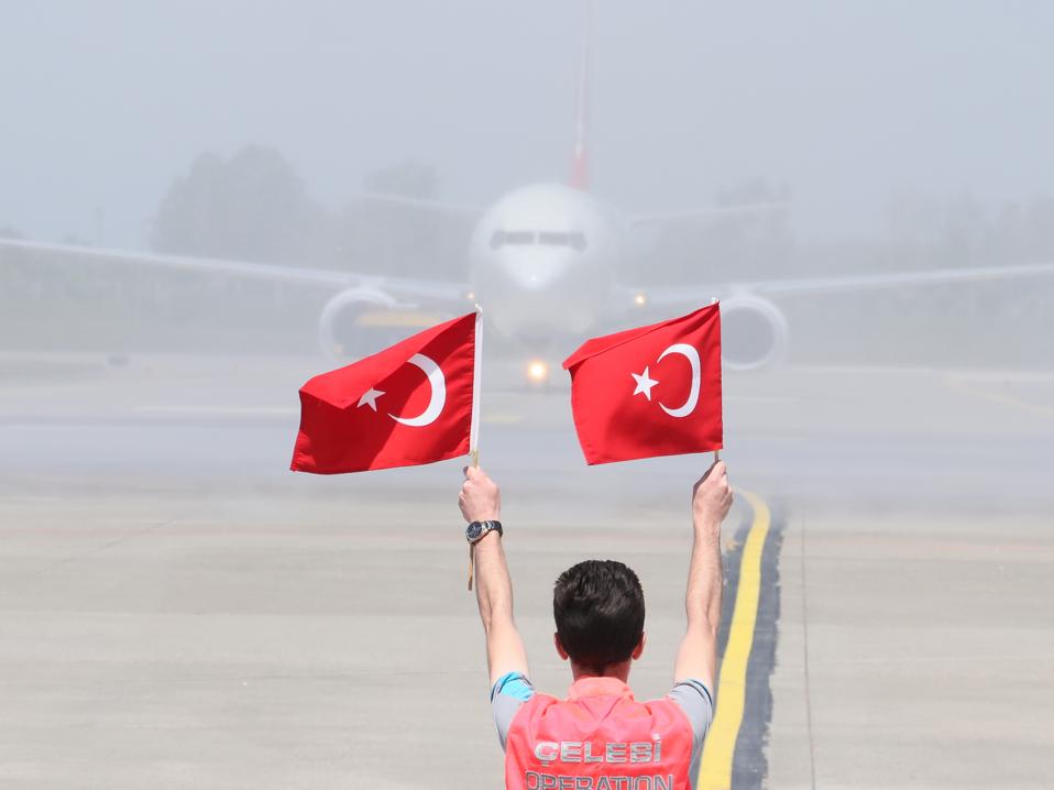 Three Simultaneous Takeoffs Begin Istanbul S Reign As Europe S Largest Airport Now With A New Runway