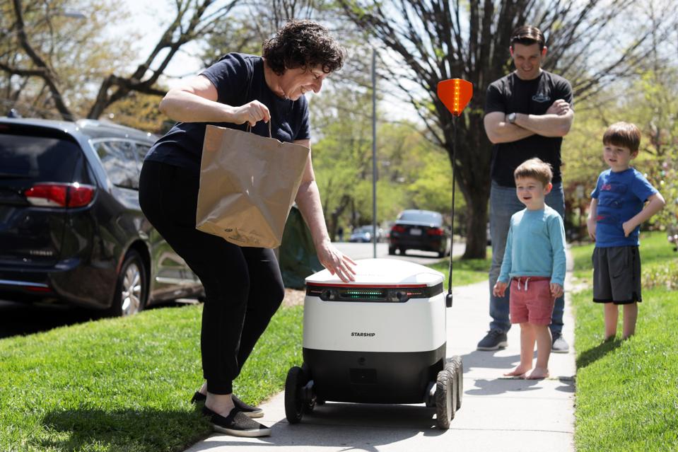 Il mercato utilizza robot per consegnare ordini per limitare i contatti sociali durante la pandemia di coronavirus