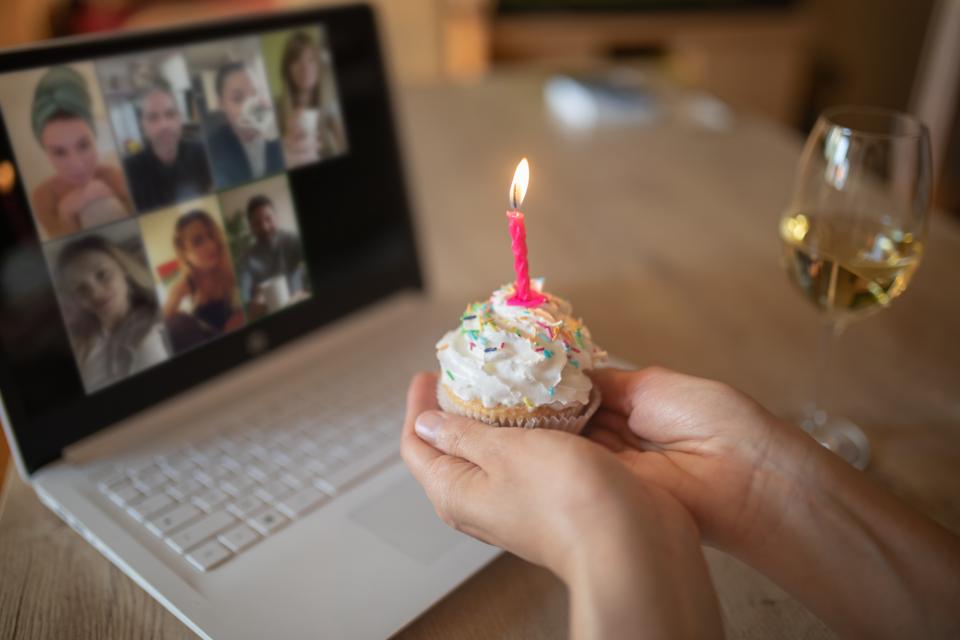 Femme, célébrer, anniversaire, seul, chez soi