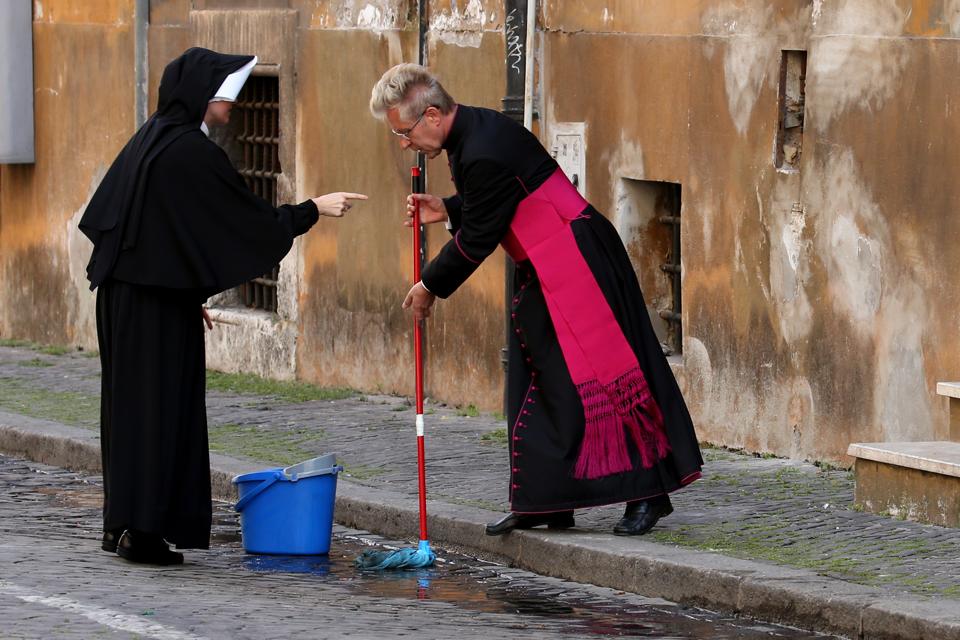 Preparations for Pope Francis's Easter Holy Mass
