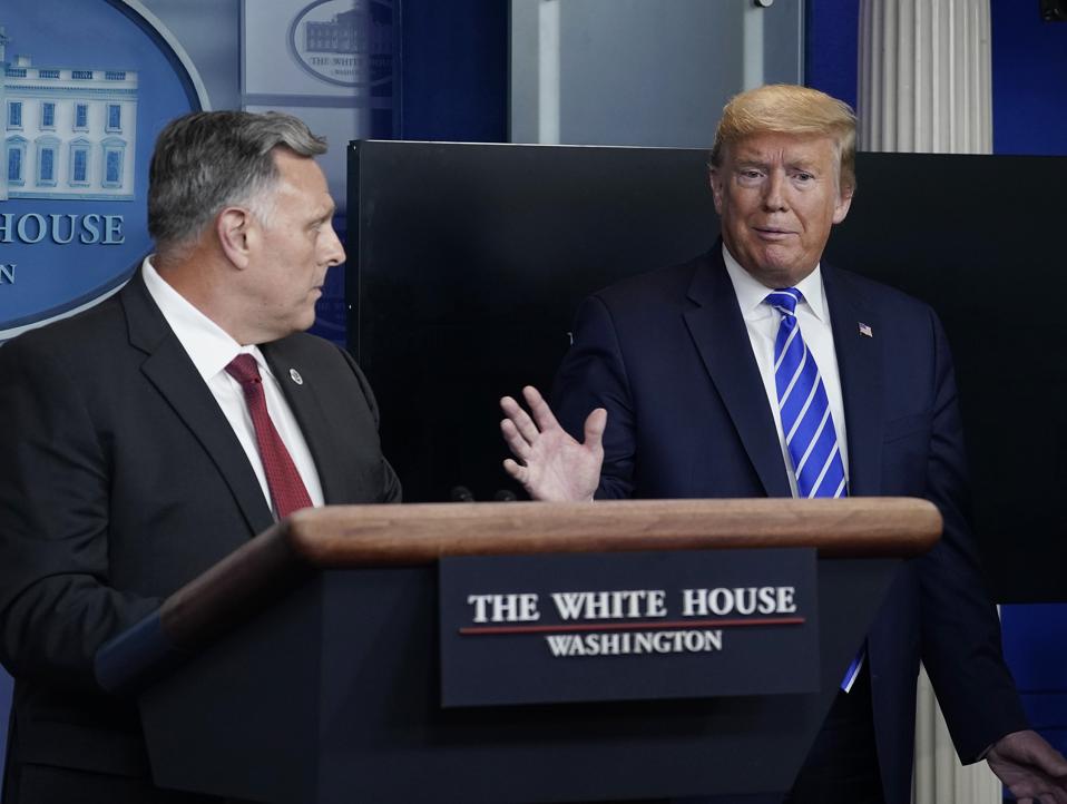 Σάλος κατά Τραμπ για τις "ενέσεις με απολυμαντικά"- Τι απαντούν Dettol και Lysol 7 Ο Λευκός Οίκος διοργανώνει καθημερινή ενημέρωση σχετικά με την πανδημία του Coronavirus