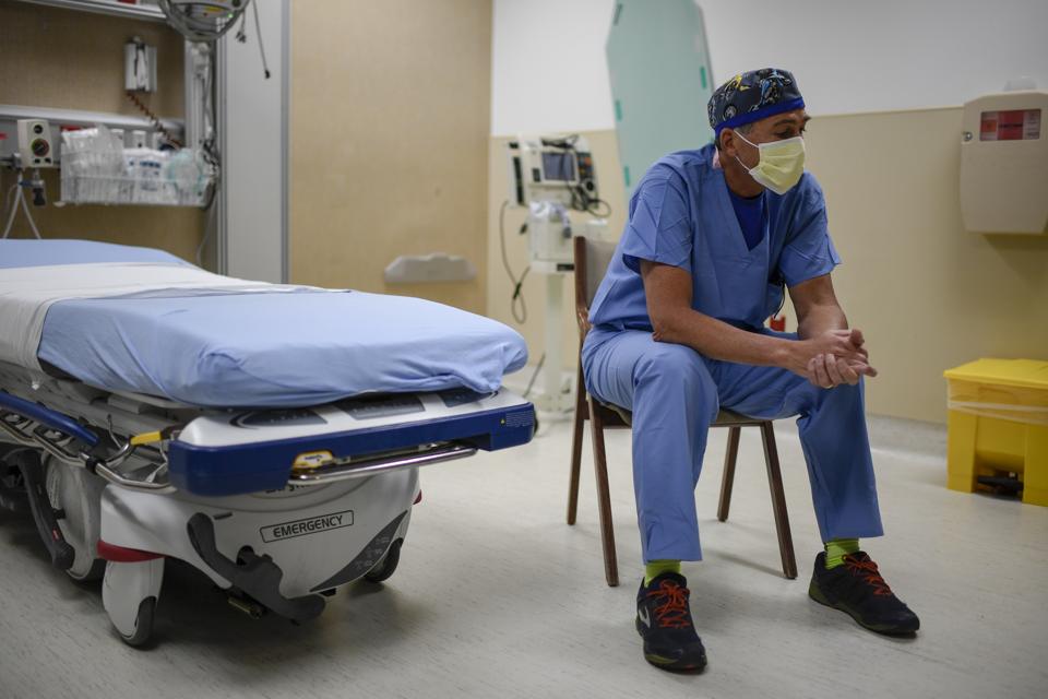 Imagen del doctor esperando en la habitación vacía del hospital