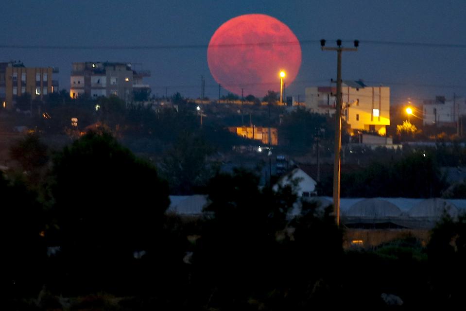 18 Spectacular Photos Of July’s Buck Moon And Lunar Eclipse
