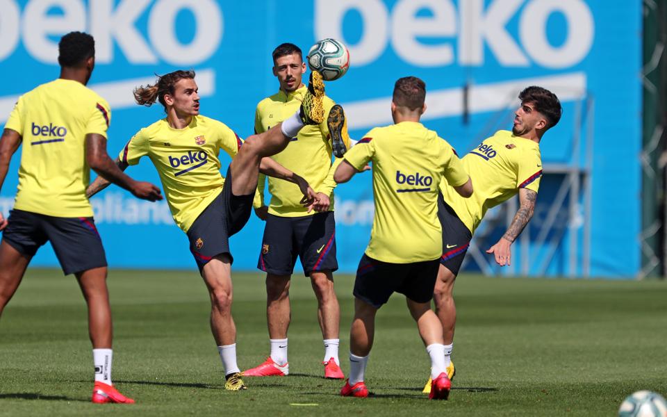 Fc Barcelona Have 35 Players For Next Season How Will They Balance Them All