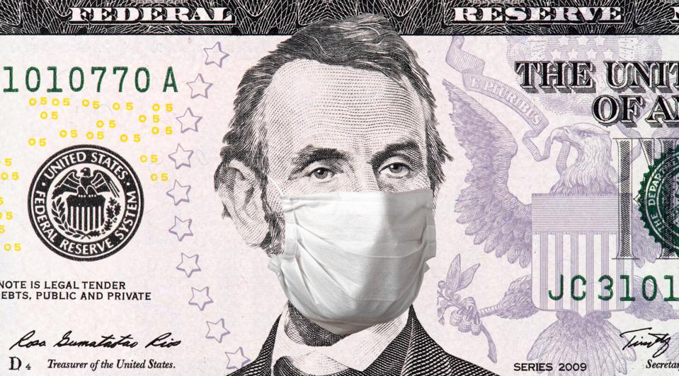 Abraham Lincoln uses a surgical mask because of Covid-19