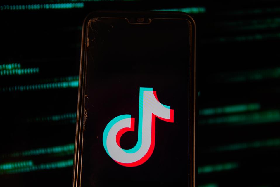 Il logo per TikTok lampeggia su uno smartphone.