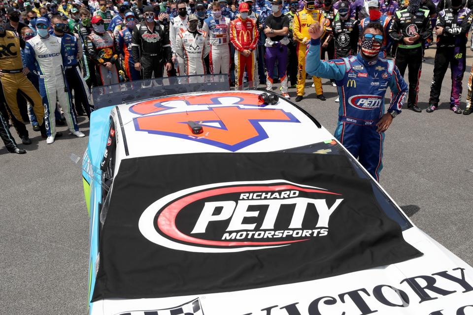 Nascar Releases Photo Of Noose Found Hanging In Bubba Wallace S