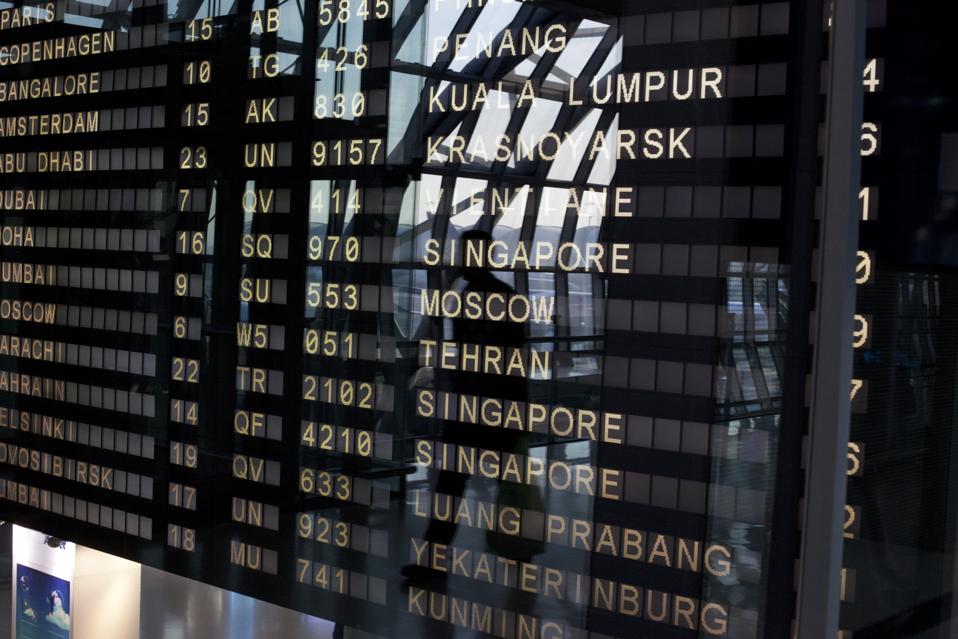 Airport deapature board na nagpapakita ng mga destinasyon sa Asya