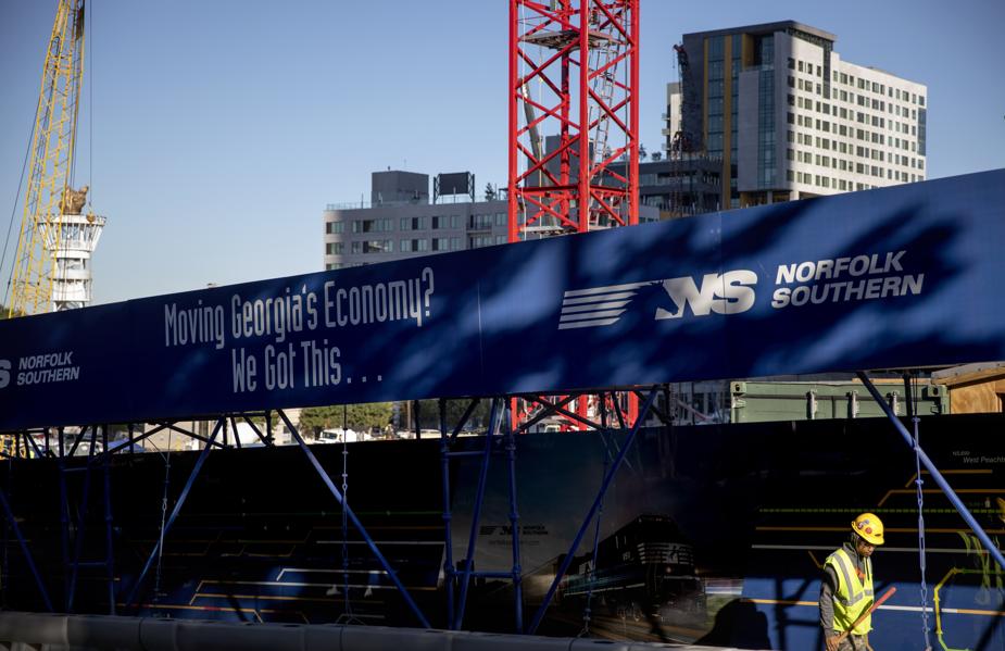 Norfolk Southern Down 33% Vs. 22% For S&P. Will It Continue To Underperform?