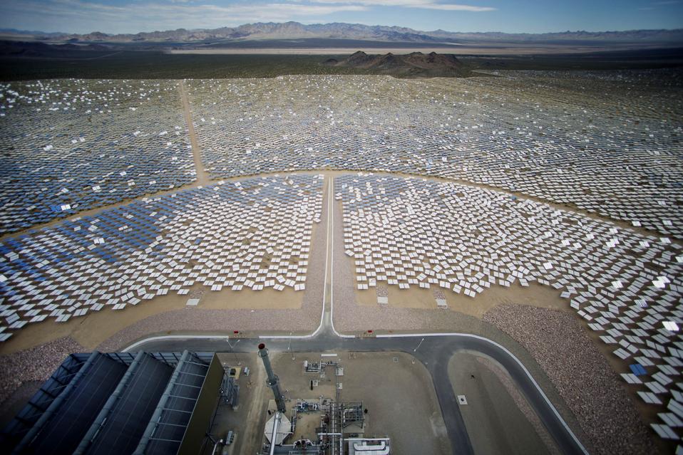 zrcadla solární tepelné elektrárny Ivanpah v Kalifornii se táhnou do dálky.