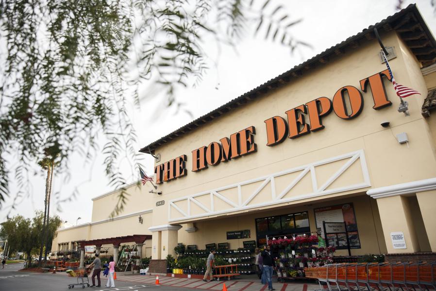 Retail Giants Home Depot And Wal-Mart Report Earnings Tuesday, Here's How To Trade Them