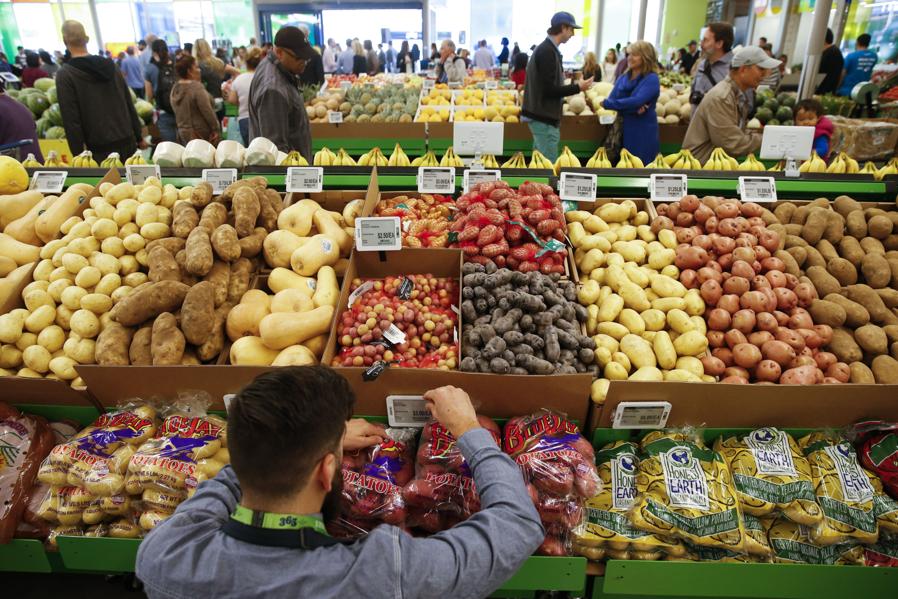 Cleanup In Aisle 1: Whole Foods Misses Expectations With Q1 Sales, Outlook
