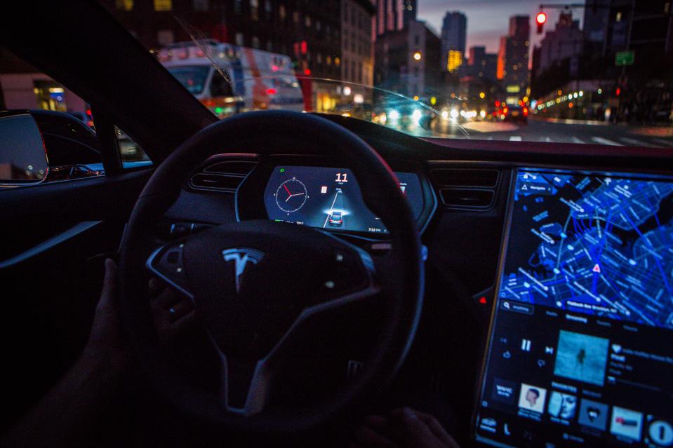 Tesla AutoPilot reportedly to soon have red-light auto-stop feature.