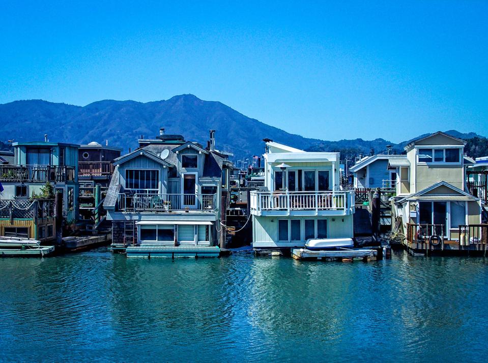 Sailing-Stream.fr ⚓ Visitez les célèbres maisons flottantes de Sausalito, en Californie ⚓ Maisons de banlieue américaine