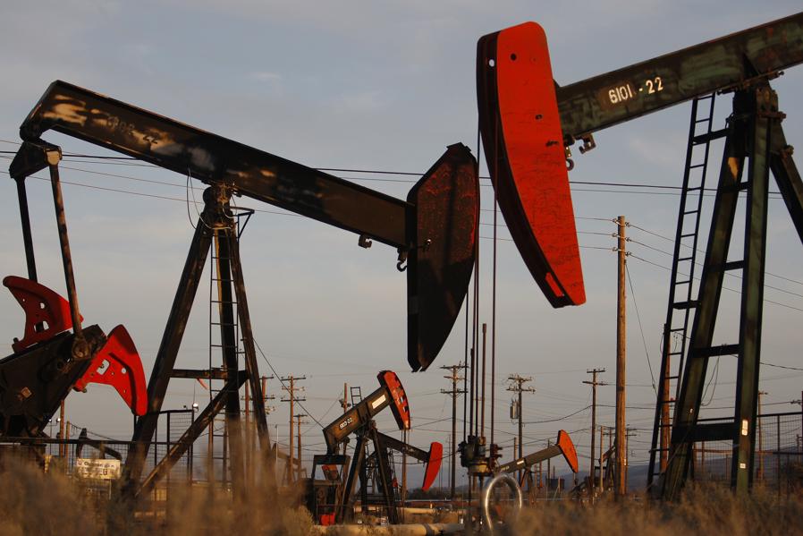 How I'm Playing Oil For 10.6% Dividends