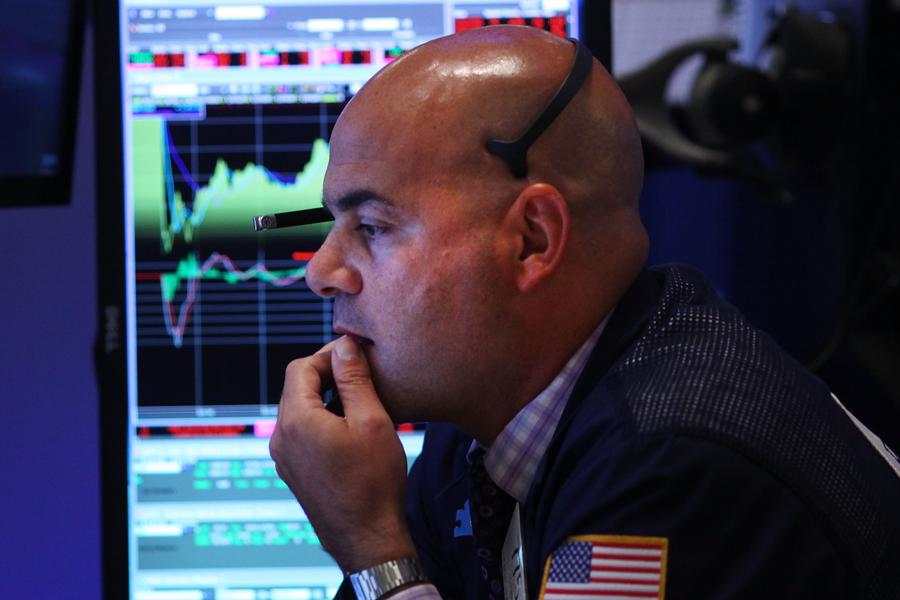 Top-Heavy Dow, Apprehensive Bond Investors Warn Of A Deeper Market Decline
