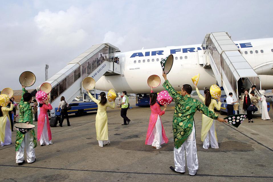 (FILER) Vietnamese men and girls in trad