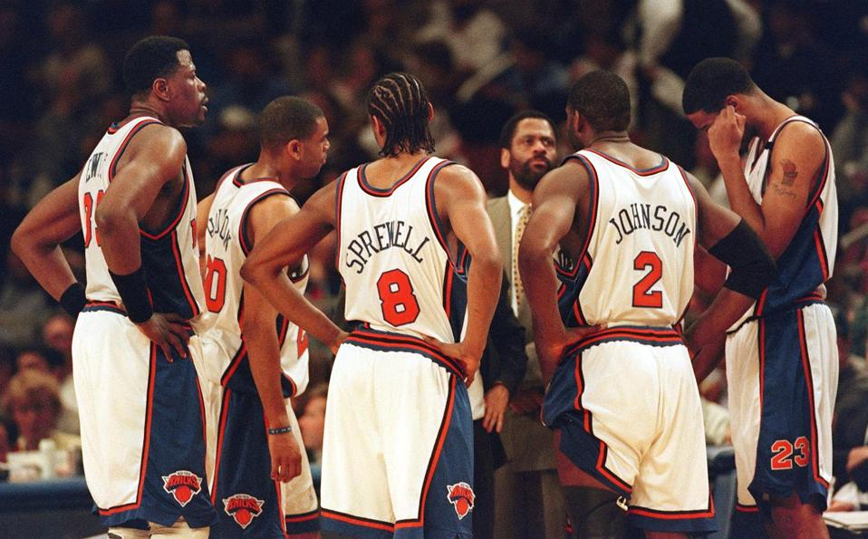 Un equipo de los New York Knicks casi derrotado se reúne durante