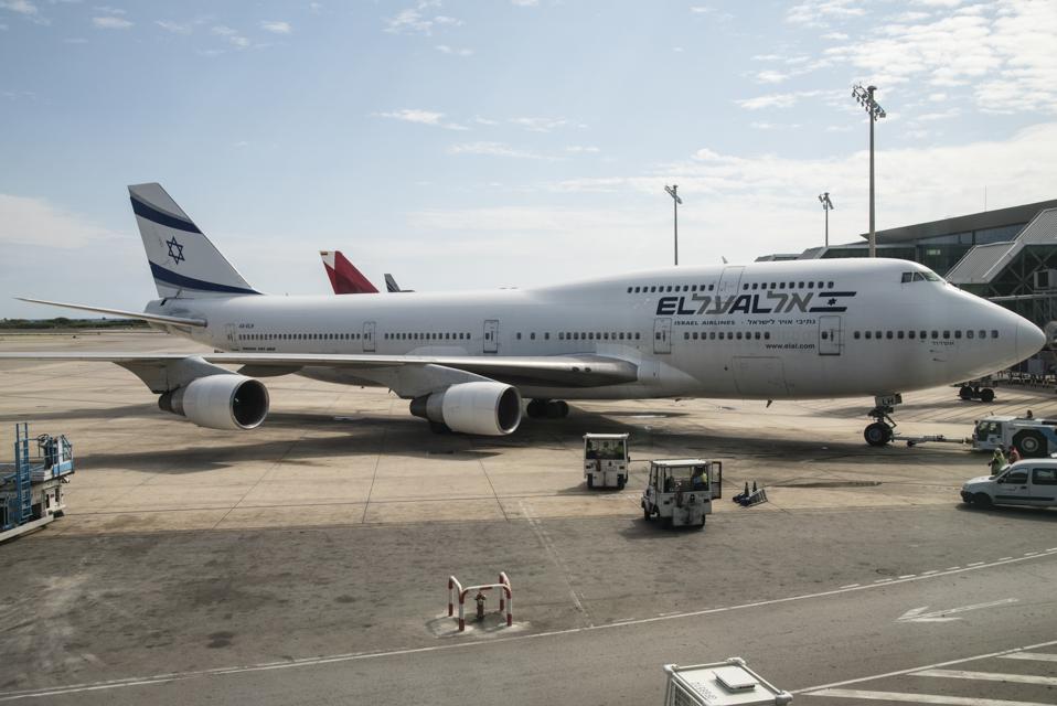 Jumbo Jet Says Goodbye By Drawing A Massive 747 Outline Over The Sky