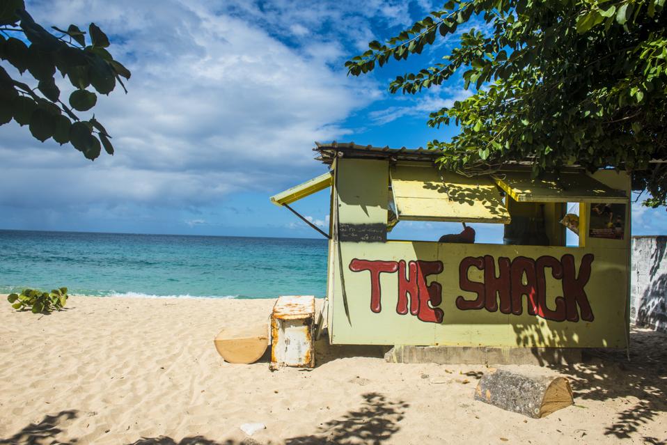 Sailing-Stream.fr ⚓ Naviguez dans les Caraïbes cachées ⚓ Petit bar de plage sur Magazine Beach, Grenade, îles du Vent, Antilles, Caraïbes, Amérique centrale