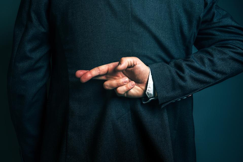 Homme d'affaires couché tenant les doigts croisés derrière le dos