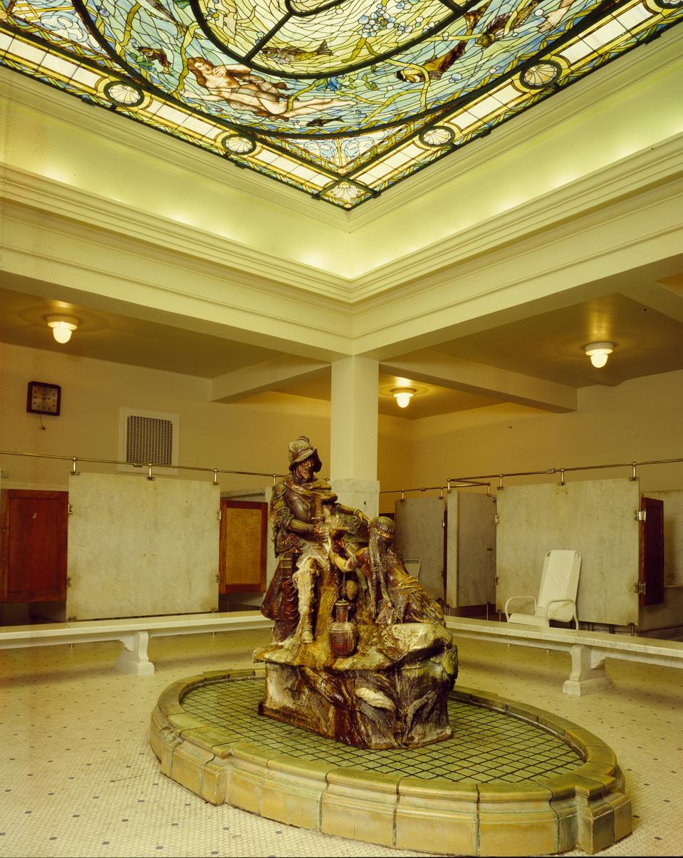 Une femme de chambre indienne verse de l'eau pour l'explorateur Hernando De Soto dans le bain des hommes au Fordyce Bathhouse,