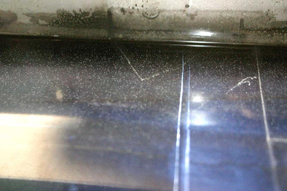 이미지 중앙에있는 V 자 모양의 트랙은 뮤온 붕괴로 인해 발생합니다.