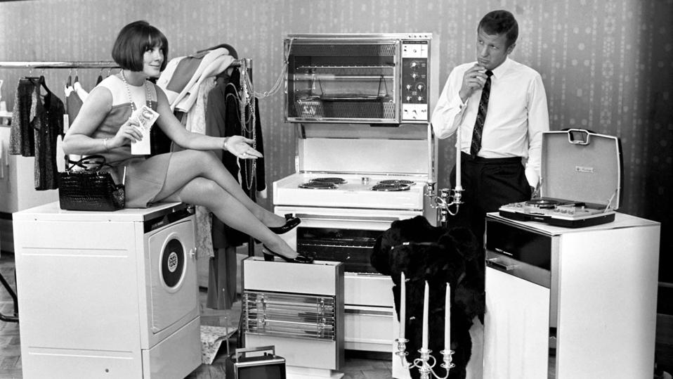A man a woman living in a sububan area of Manchester at home. November 1969 Z11203-015