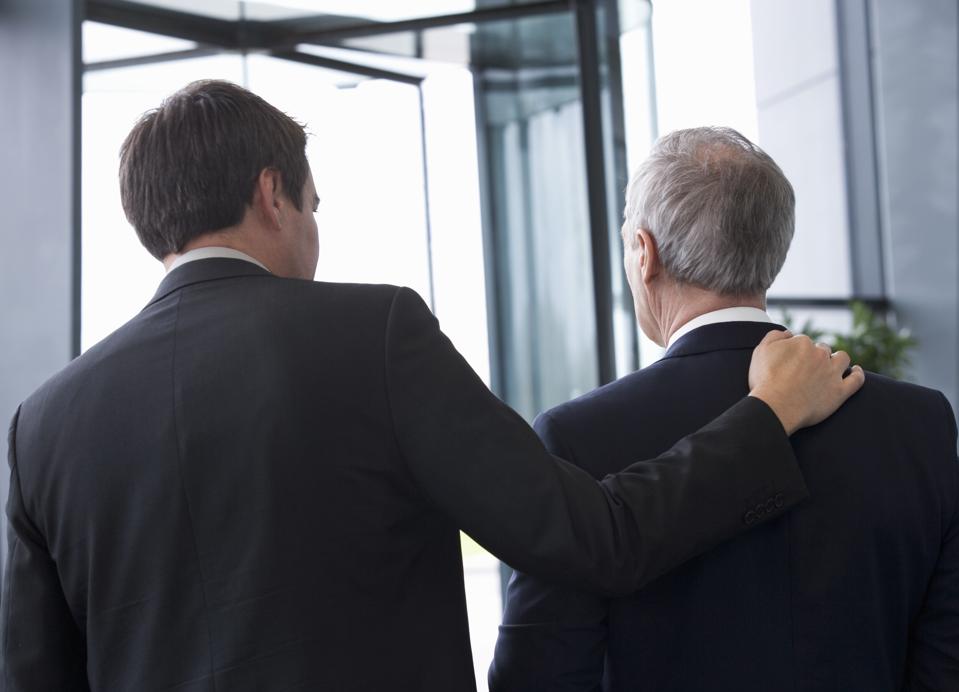 Zakenman twee die een bureaugebouw verlaat