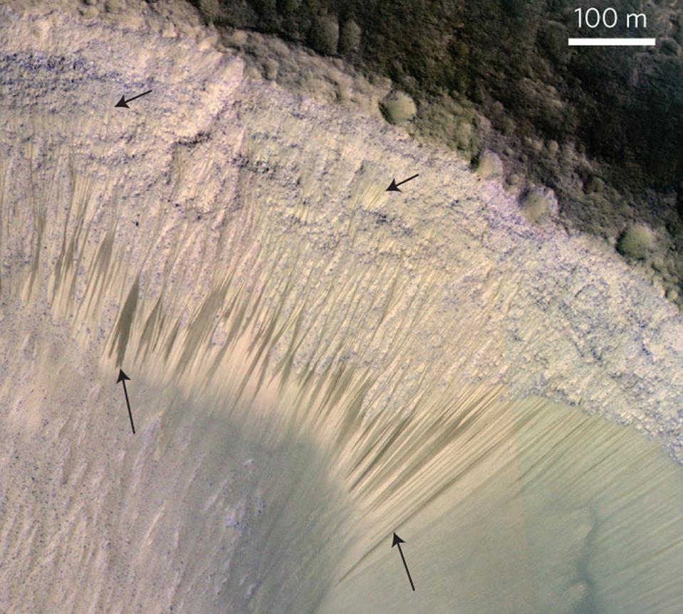 La linea di pendenza ricorrente su Marte è causata dal flusso di acqua salmastra e liquida, ancora oggi.