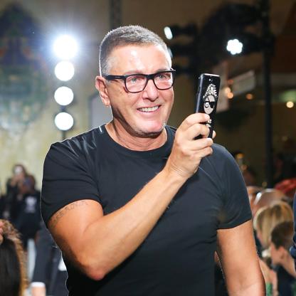 Desainer asal Italia ini memang sering melakukan hal yang kontroversial lho (dok. Forbes)