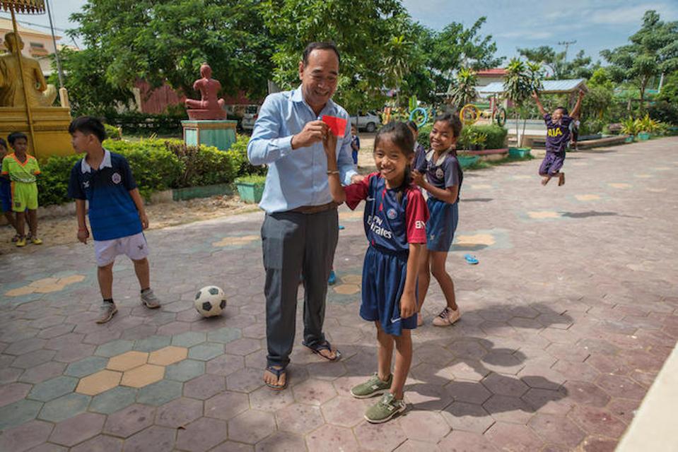 Un programma di sviluppo professionale supportato dall'UNICEF in Cambogia insegna al personale scolastico come utilizzare la disciplina positiva per rafforzare il buon comportamento, invece di applicare la punizione fisica.