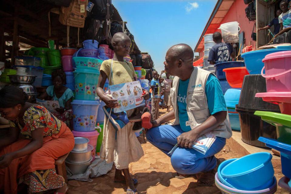 Jean-Pierre Masuku, UNICEFi Ebola tutvumisametnik Põhja-Kivus, räägib Ebola ennetamisest koos tüdrukuga, kes on nakatunud Ebolas, Beni Demokraatlikus Vabariigis.