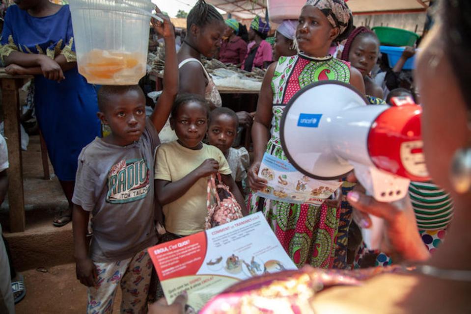 UNICEFi Ebola tutvumismeeskonna liige tegeleb Kongo Demokraatlikus Vabariigis Põhja-Kivus Eboli tabanud Beni lastega.