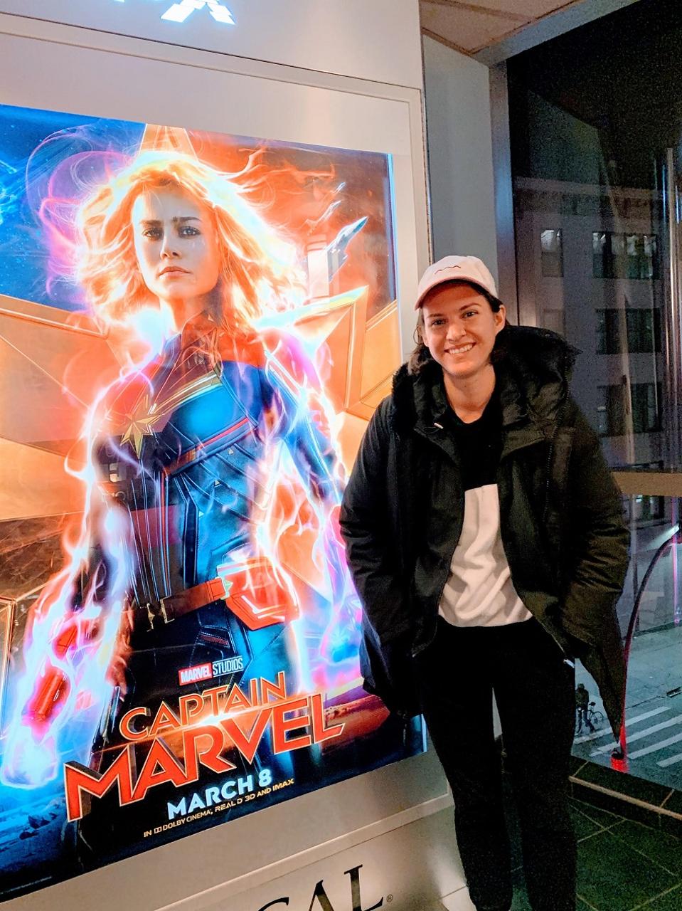 Alyssa Klein avec Captain Marvel