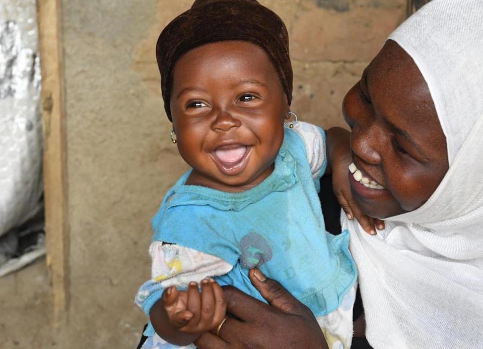 En marzo de 2019, una madre abraza a su pequeña hija después de recibir sus vacunas en la aldea de Alibeit, en el sur de Chad.