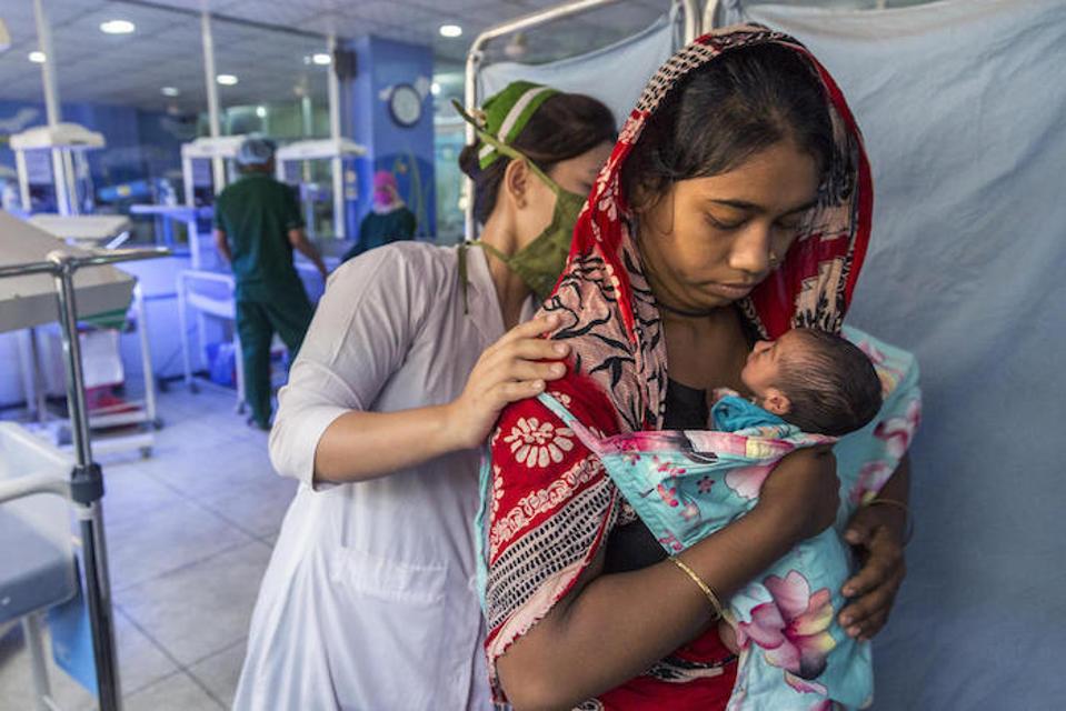 La refugiada rohingya, Sharmin Akhter, de 19 años, tiene a su recién nacido en un centro de atención neonatal apoyado por UNICEF en Cox's Bazar, Bangladesh.