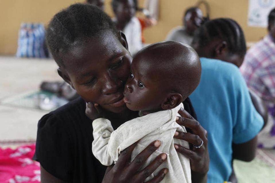 Mary Anthony, de 24 años, trajo a Garang, de 9 meses de edad, para ser tratada por malnutrición en el Hospital de Niños Al Sabah con apoyo de UNICEF en Juba, Sudán del Sur, en noviembre de 2018.