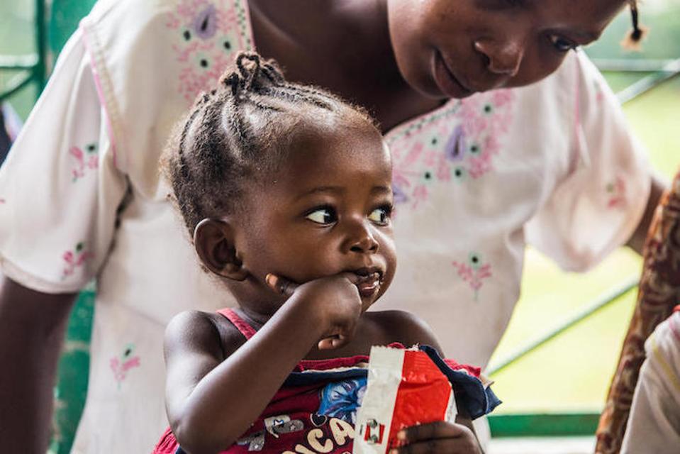 Esta madre trajo a su niña para ser tratada por malnutrición en el Centro de Salud Mama Mwilu, con apoyo de UNICEF, en Kananga, provincia de Kasai-Occidental, República Democrática del Congo.