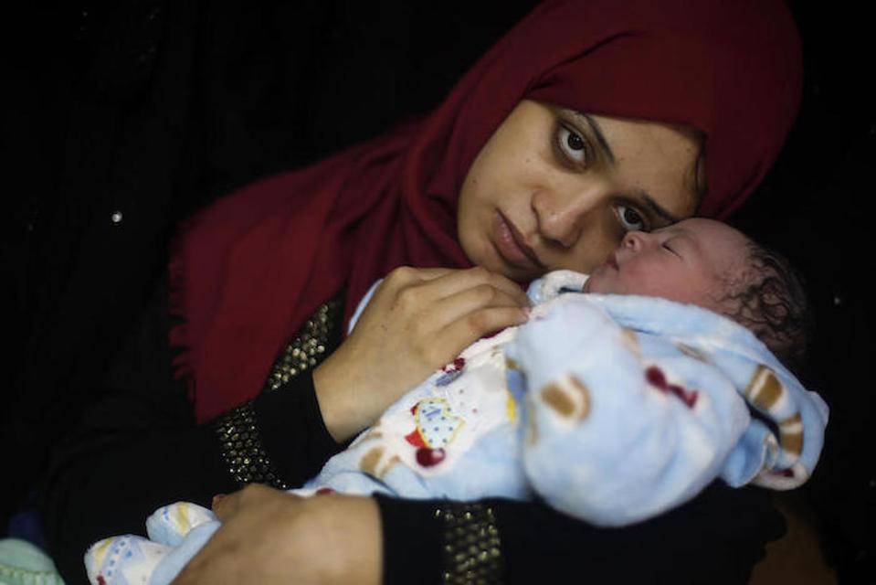 Samai sostiene a su bebé Mohammed, nacido el día de Año Nuevo de 2019 en el hospital Al Shifaa en la ciudad de Gaza, Palestina.