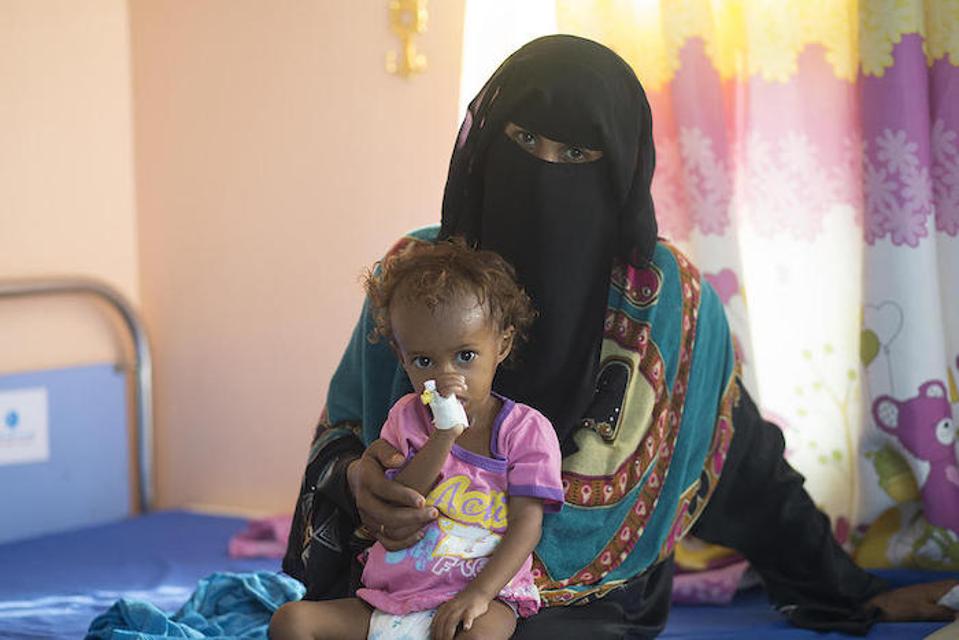 Keď 16-mesačná váha Saby klesla pod 13 libier, Ashwaq Al-Raei ju priviedol do UNICEF-podporovaného Al-Zaidiah Therapeutic Feeding Center v Hudaydah, Jemen.