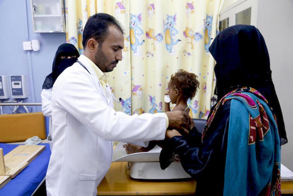 Waleed Ibrahim zaobchádza so 16-mesačnou Sabou pre ťažkú akútnu podvýživu v terapeutickom kŕmnom centre podporovanom UNICEF v Hudaydah.