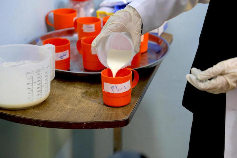 Deti, ktoré trpia ťažkou akútnou podvýživou, dostávajú terapeutické mlieko bohaté na živiny, ktoré im pomáha získať späť ich silu.