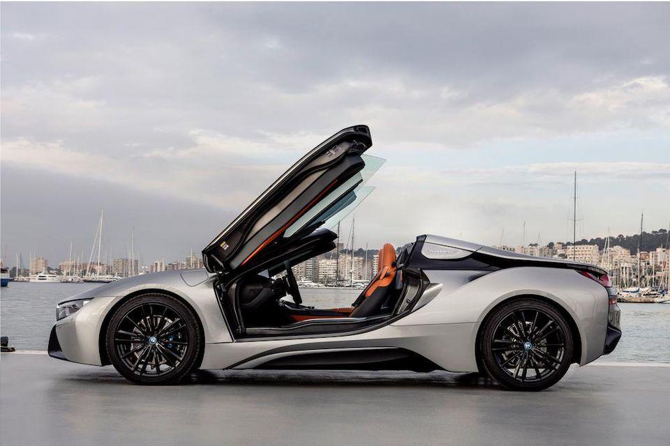 BMW showed the possibilities of design when working with i8 Roadster