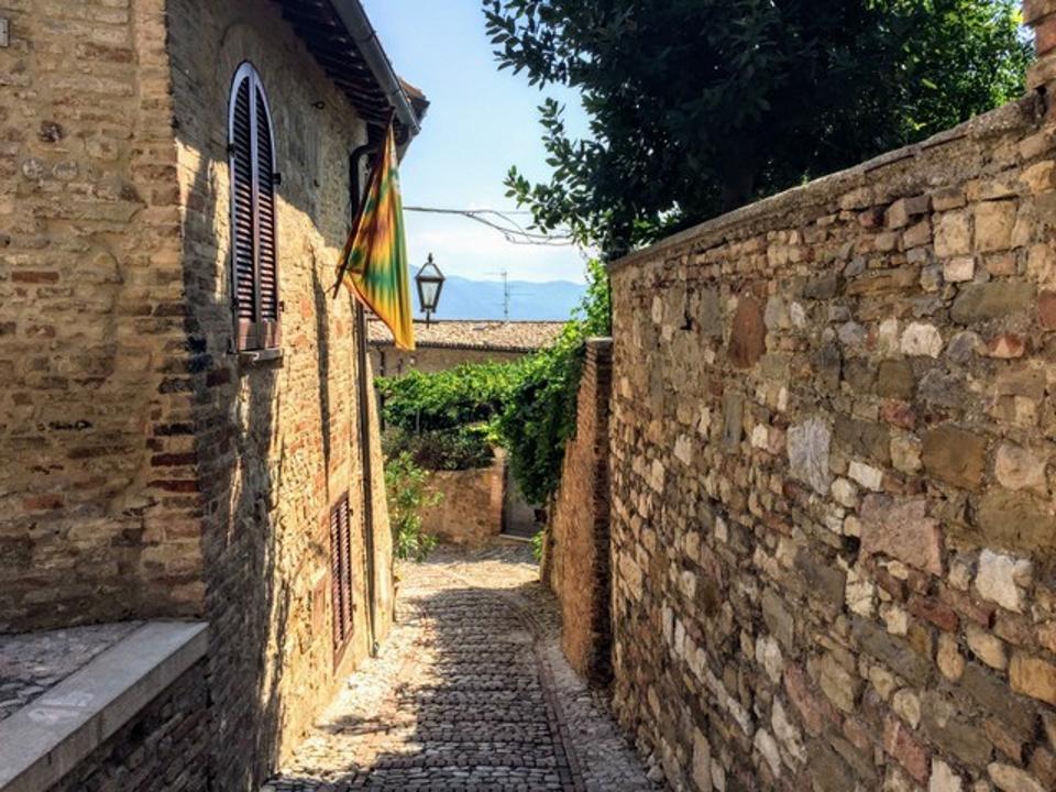 An alleyway in Montefalco in Umbria