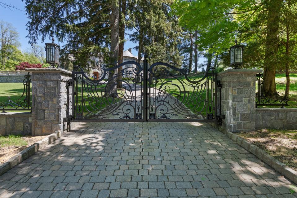 Driveway gate