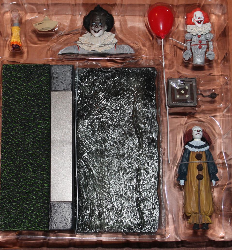 It Clown Pennywise Gets Its And It S Two Best Toys