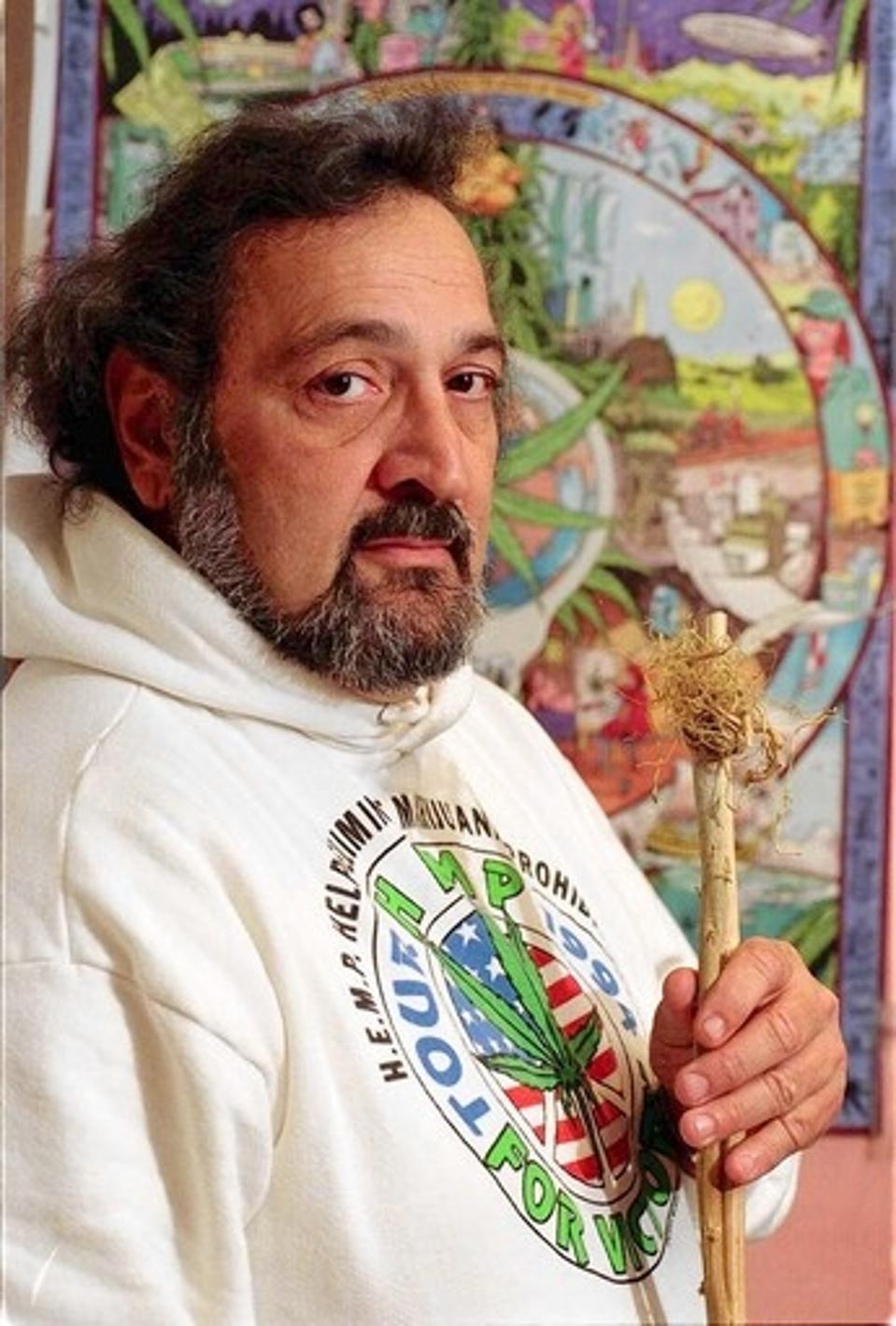 Jack Herer et la tige d'une plante de chanvre.